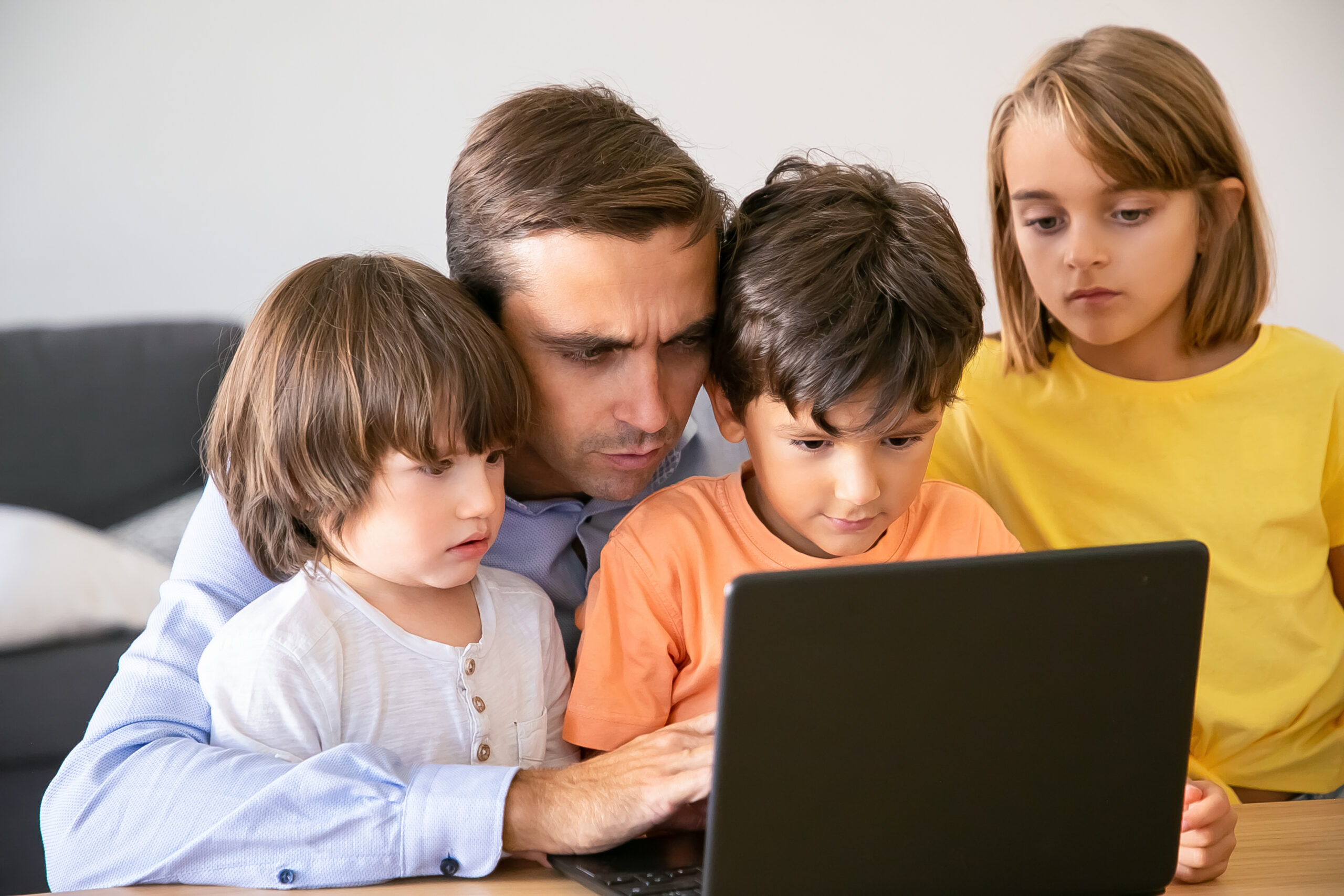 otac-deca-bezbednost-na-internetu-fondacija
