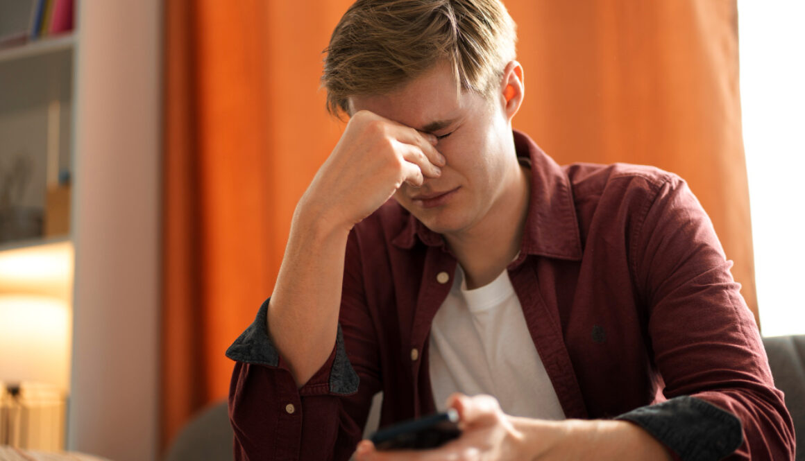 medium-shot-suffering-teenager-being-cyberbullied