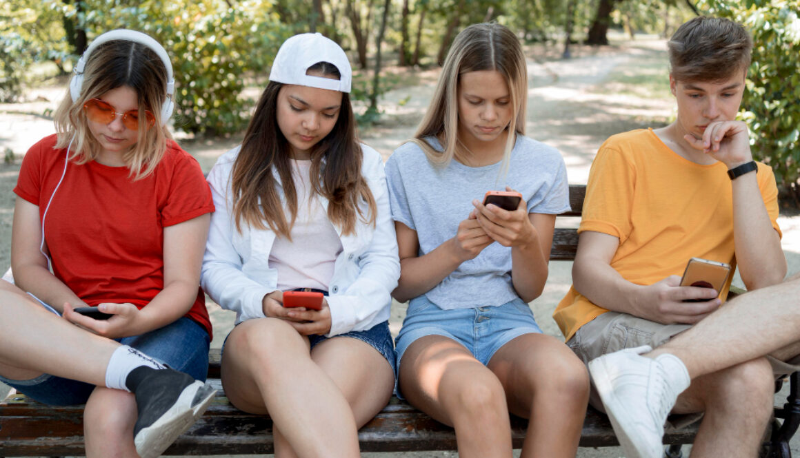 medium-shot-group-friends-phones