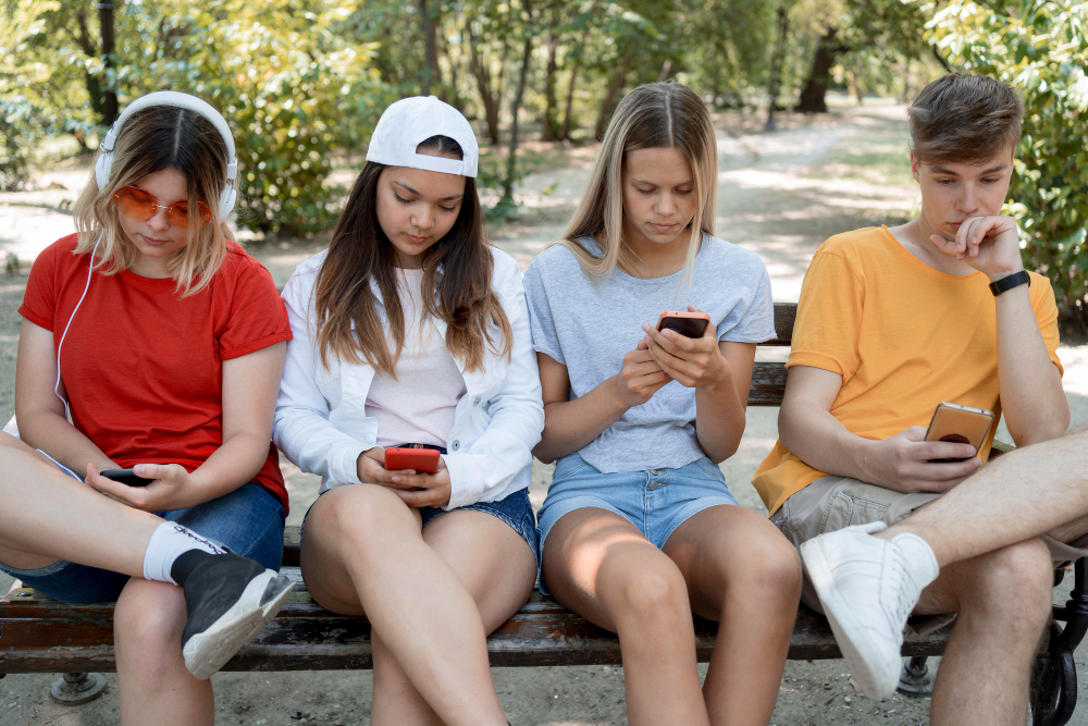 medium-shot-group-friends-phones
