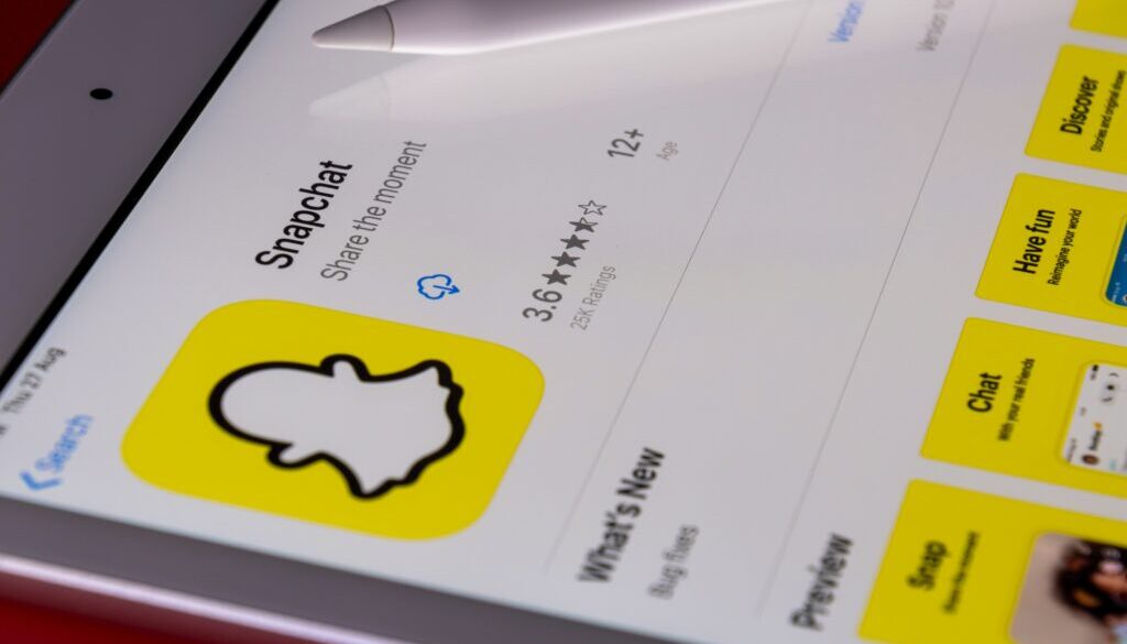 plikacija Snapchat na ekranu tableta – ilustracija uz vest o tužbi protiv Snapchata zbog bezbednosti dece.