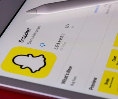plikacija Snapchat na ekranu tableta – ilustracija uz vest o tužbi protiv Snapchata zbog bezbednosti dece.