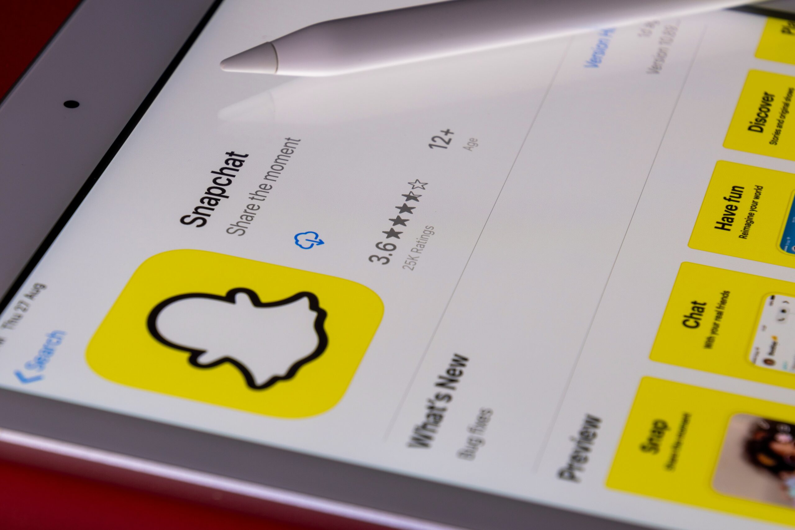 plikacija Snapchat na ekranu tableta – ilustracija uz vest o tužbi protiv Snapchata zbog bezbednosti dece.